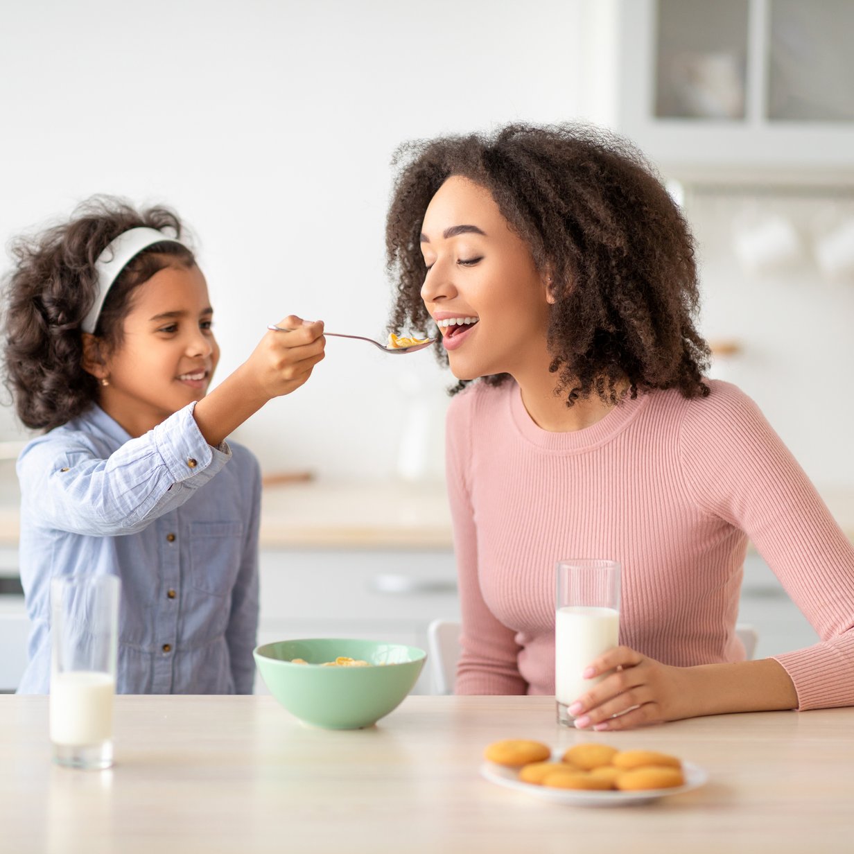 shutterstock_1935602071 mom child eating shutterstock_1935602071 mom child eating